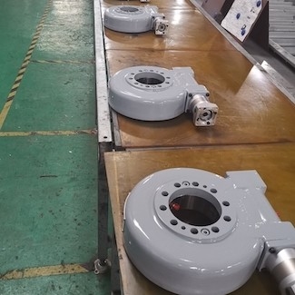 9 &quot;محرك دودة مضغوط Slew Ring دقة عالية 130 كيلو نيوتن تحميل شعاعي